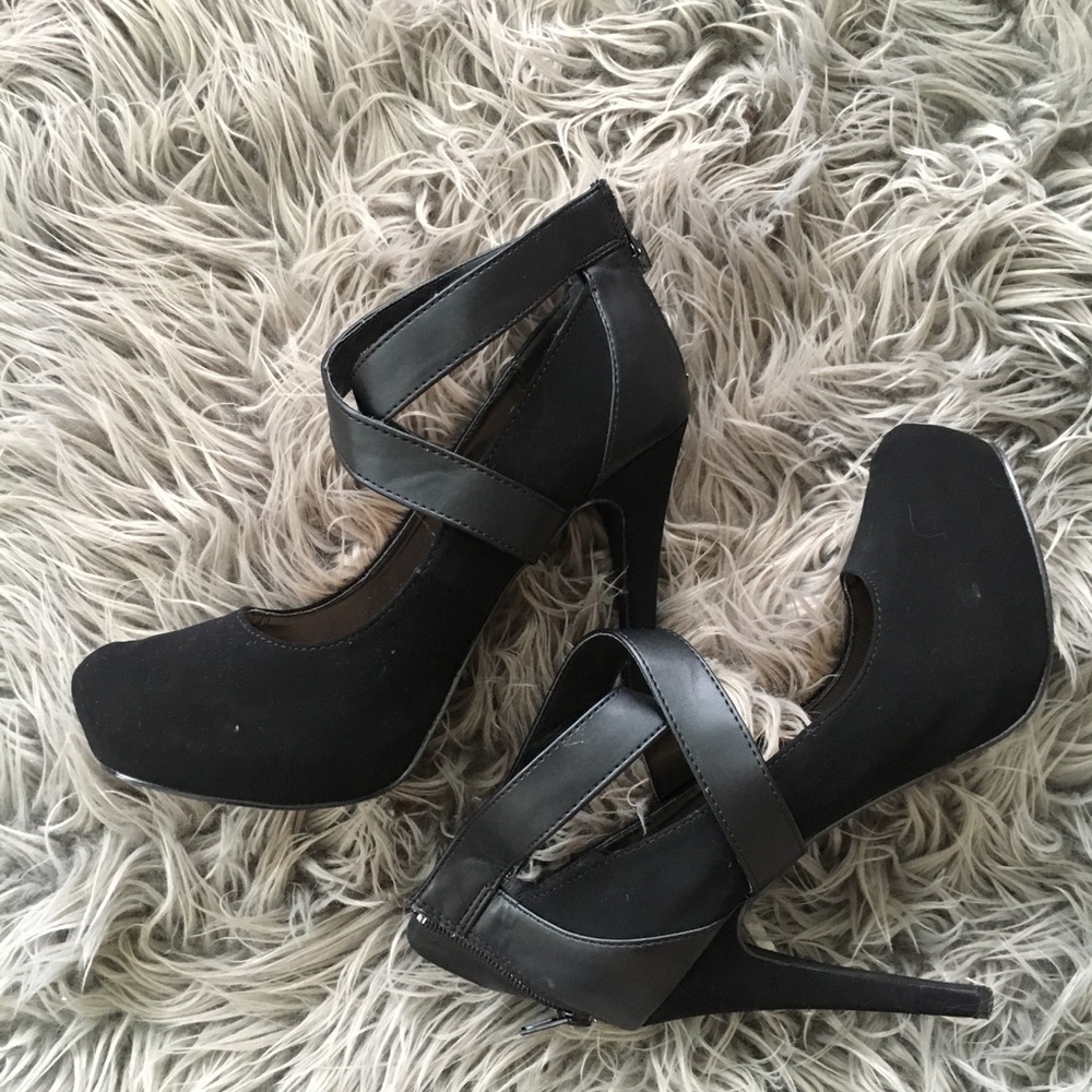 Black velvet heels 👠